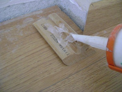 paste_silicone_to_skirting_board.JPG